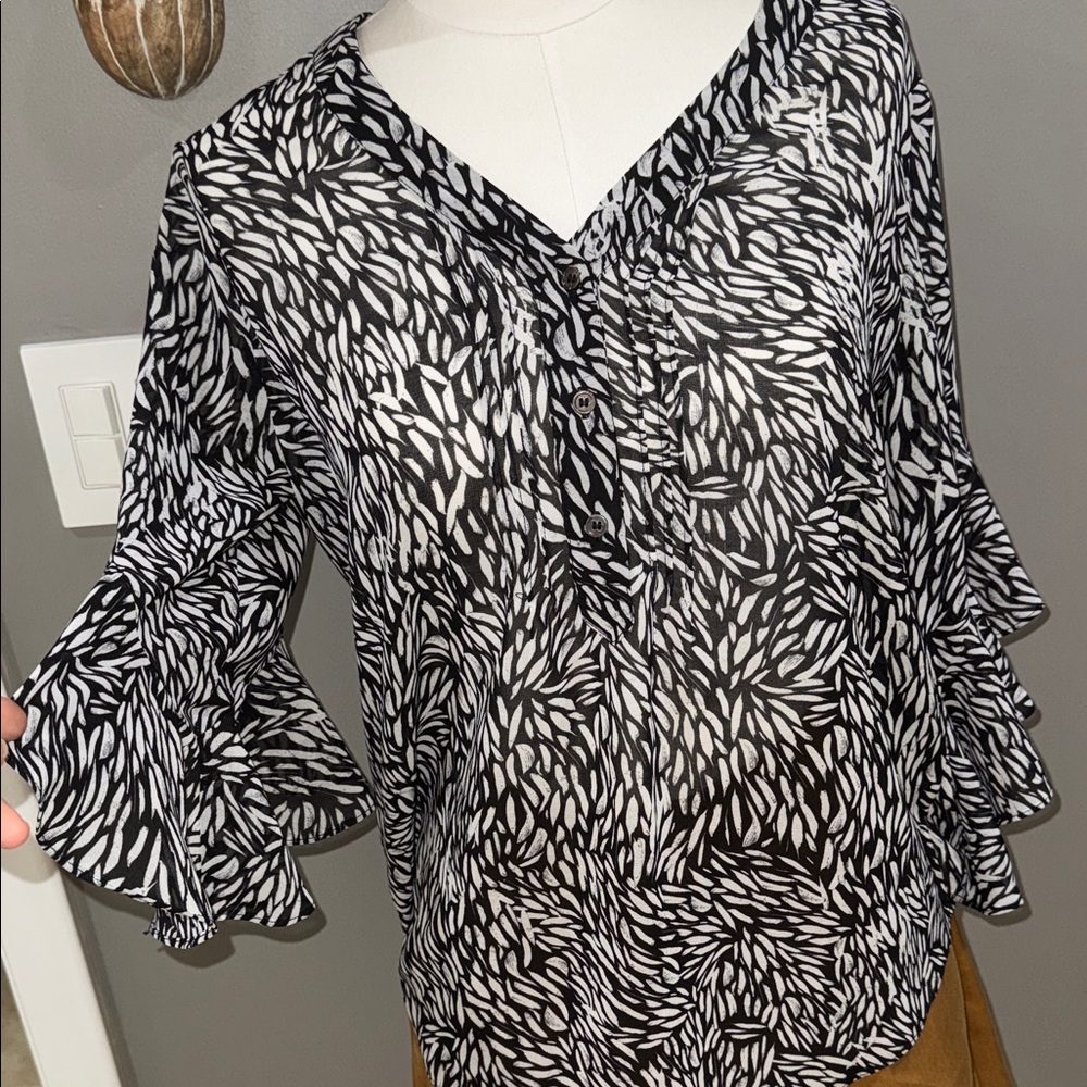 Vince Camuto Black & White V-Neck Ruffle Sleeve Blouse
